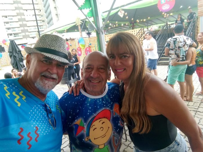 Alberto Rihan ladeado por Walter e Sandra Valle Ribeiro curtindo o Espaço Folia, no Independência Shopping 1 Alberto Rihan ladeado por Walter e Sandra Valle Ribeiro curtindo o Espaço Folia, no Independência Shopping