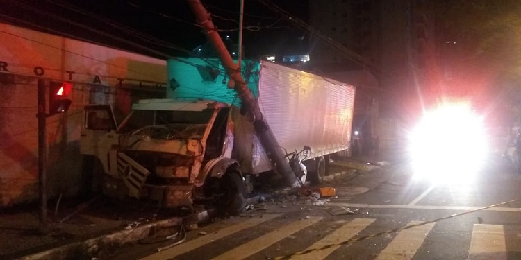 Cinco pessoas são atingidas por caminhão na Itamar Franco 1 acidente itamar franco by iuri fontana 3