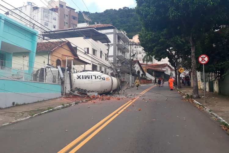 Caminhão bate em poste, deixa 221 sem energia e interrompe trânsito 2 cpacidente na joão pinheiro