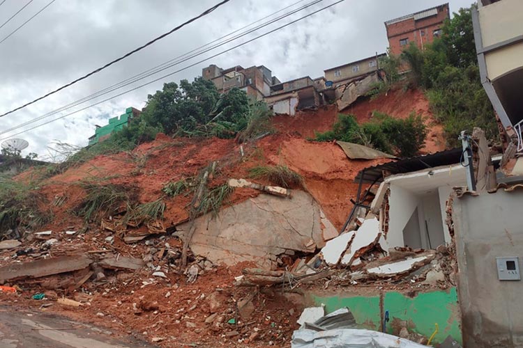 Imóveis seguem interditados após desabamentos na Zona Leste 1 deslizamento zona leste by gabriel silva