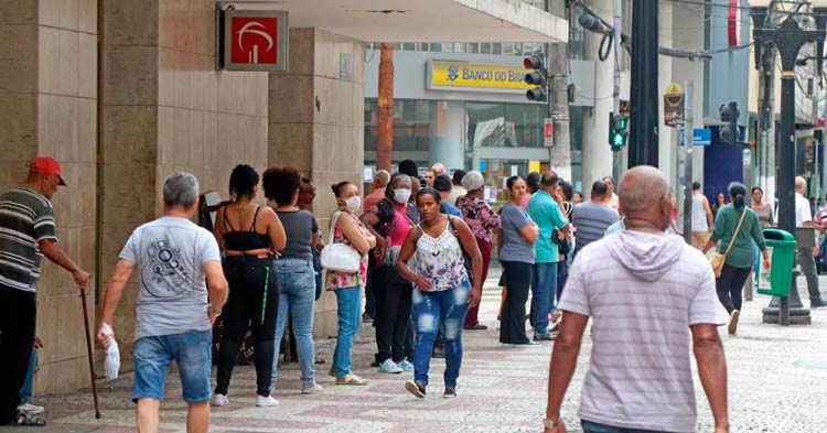 Movimento nos bancos cresce por conta de pagamentos do INSS 1 13movimento no Centro by Leo Costa