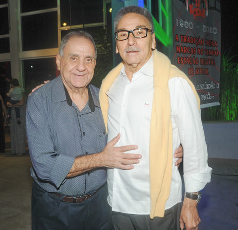 A aniversariante Priscila Saggioro com os pais, Luiza e Guilherme Saggioro, e o irmão Luiz Guilherme, no Golden Green Park 2 José Carlos (Zé Kodak) Passos com José Alberto Pinho Neves clicados no Unique