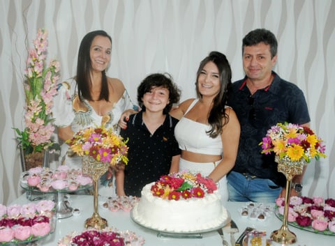 A aniversariante Priscila Saggioro com os pais, Luiza e Guilherme Saggioro, e o irmão Luiz Guilherme, no Golden Green Park 1 A aniversariante Priscila Saggioro com os pais, Luiza e Guilherme Saggioro, e o irmão Luiz Guilherme, no Golden Green Park