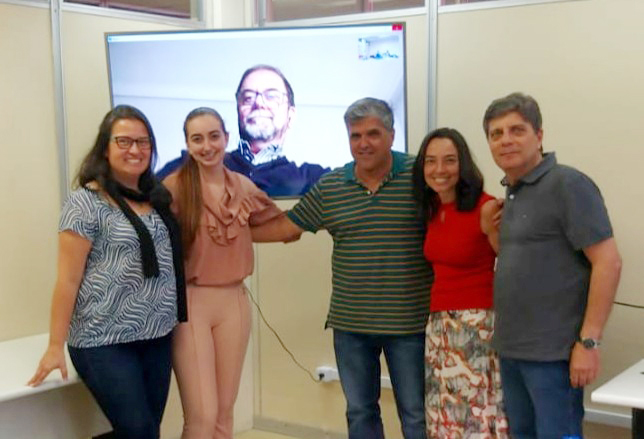 Eles Acontecem 2 Doutorado no Rio: A professora da Estácio, Frâncila Weidt Neiva comemora a aprovação no doutorado em informática pela UFRJ. A tese "An innovative approach to support the transfer of expertise-based intuition" foi aprovada por unanimidade. Na foto, Adriana Vivacqua, Frâncila, Marcos Borges (orientador que mora na Espanha), Paulo Victor, Flávia Santoro e José Maria Nazar.