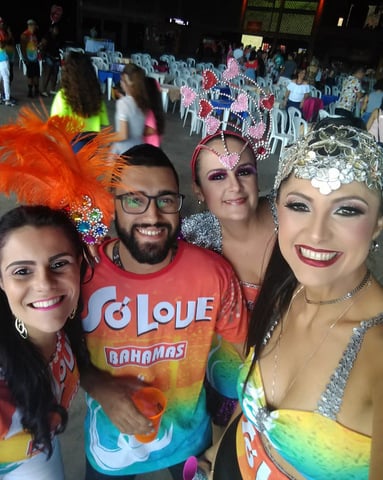 Carol Dalamura, Philipi Lana, Flávia Viana e Nádia Justi na ressaca de carnaval do Bloco Só Love, no Terrazzo