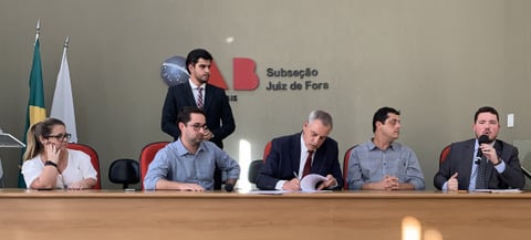  O presidente da OAB, João Fernando Lourenço ladeado por Flávia Gerheim Dovizo, Walbet Júnior, Rodrigo Ribeiro Botti, Alexandre Atílio Rodrigues e Lucas Sampaio de Souza, na assinatura do convênio da Ordem com o IESPE para cursos de pós-graduação que serão referência no ensino jurídico 