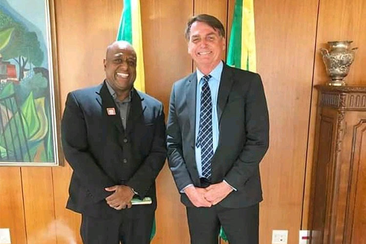 A transferência de Onyx Lorenzoni para o Ministério da Cidadania após a destituição de Osmar Terra implicou em efeitos imediatos na Secretaria Especial do Esporte. Desde o início do mandato do presidente Jair Bolsonaro, do Esporte foi tirado o status de ministério, subordinando-o à Cidadania. Tão logo nomeado por Bolsonaro, Lorenzoni exonerou, na última sexta-feira (28), o secretário Especial do Esporte, general Décio Brasil. A titularidade do órgão será ocupada pelo até então anônimo Marcelo Reis Magalhães. Na verdade, conhecido, mas apenas do senador Flávio Bolsonaro, pois é seu padrinho de casamento. Em um ano e dois meses, Marcelo Negão, como é conhecido, será o terceiro a ocupar o cargo. Antes de Décio, o general Marco Aurélio Vieira fora o titular da Secretaria Especial do Esporte. Bem como os demais postos de primeiro e segundo escalão do Governo, o Esporte está à deriva em meio à disputa entre as alas militar e ideológica do Governo Jair Bolsonaro. Não há como questionar as contribuições da doutrina militar à formação da educação física, mas o esporte diz respeito à criação e à implementação de políticas públicas, o que foge à competência de generais. Tampouco é da alçada do empresário Marcelo Negão, cuja única ligação com a área é o gerenciamento de imagem de atletas. Sem qualquer projeto de Governo, o esporte está entregue nas mãos do compadre do filho do presidente. Instituído como ministério em 1995, o esporte nunca fora tratado com relevância pelos Governos federais, ainda que o Brasil tenha estado sob os holofotes da comunidade internacional ao sediar a Copa do Mundo e os Jogos Olímpicos - sem qualquer legado, diga-se. É impossível cobrar que o esporte seja tratado como prioridade dadas as incontáveis mazelas do país, mas, se ao menos integrado fosse com áreas estratégicas como saúde e educação, o Brasil teria uma política de formação de atletas estabelecida - à margem dos subsídios militares e para além do esporte de alto rendimento - e, em certa medida, desafogaria o Sistema Único de Saúde. Contudo, tampouco há um Plano Nacional do Desporto instituído. Ao menos desde os tempos do presidente Luiz Inácio Lula da Silva, o Ministério do Esporte é doado como moeda de troca à base governista e, por tabela, é condescendente com a instrumentalização do esporte a nível nacional para fins corruptos por meio de confederações e do Comitê Olímpico Brasileiro. A pasta fora ocupada por nomes como Orlando Silva, Aldo Rebelo, George Hilton e, recentemente, sob a presidência de Michel Temer, por Ricardo Leyser Gonçalves e Leonardo Picciani. É inegável que a instrumentalização segue sob a batuta de Bolsonaro, porém, conforme a particularidade do seu Governo, agora atenderá às vontades da própria família.