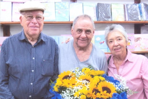 Aniversariante desta terça, José Carlos Passos recebeu a visita do ex-ministro Murílio Hingel e de Lucy Brandão 1 Aniversariante desta terça-feira, José Carlos Passos recebeu a visita do ex-ministro Murílio Hingel e de Lucy Brandão, que levaram flores para o querido Zé Kodak