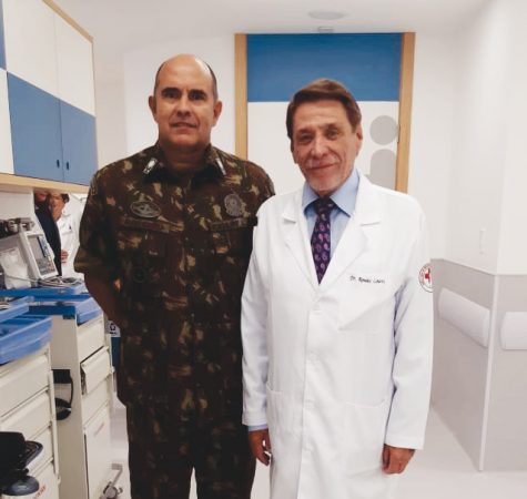Aniversariante desta terça, José Carlos Passos recebeu a visita do ex-ministro Murílio Hingel e de Lucy Brandão 2 O comandante da 4ª Brigada, general Álcio Costa e o presidente da Santa Casa na visita ao novo CTI que será inaugurado em breve