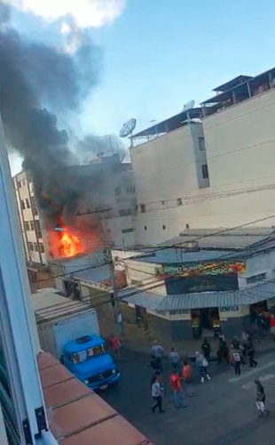 Incêndio atinge depósito de lixo de supermercado na Zona Norte 1 incendio frame vertical