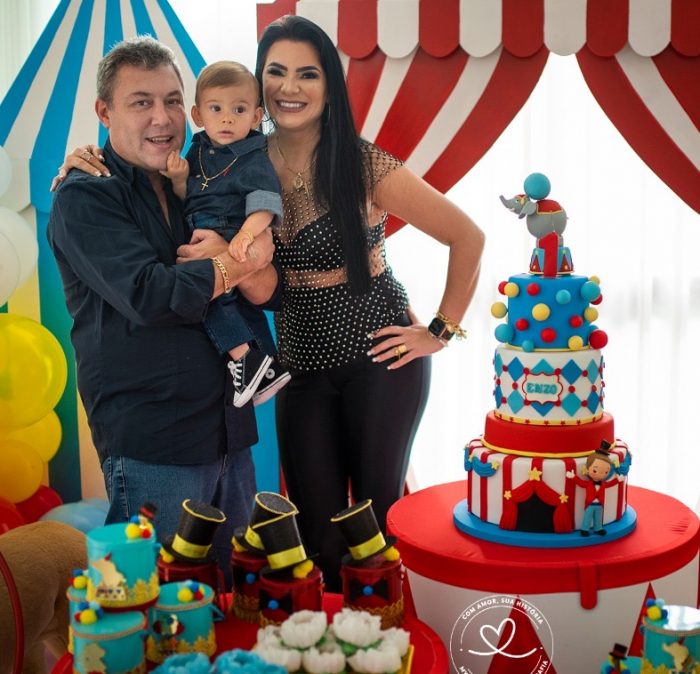 Ivan e Grazi Hermes Queiroz com o filho Enzo, que comemorou um ano em família, no Estrela Sul 1 Ivan e Grazi Hermes Queiroz com o filho Enzo, que comemorou um ano em família, no Estrela Sul Foto: Myriani Maganin