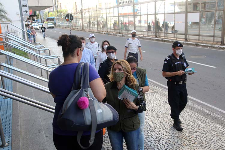Maioria das pessoas já usa máscaras nas ruas do Centro 1 fiscalização uso de máscaras by fernando