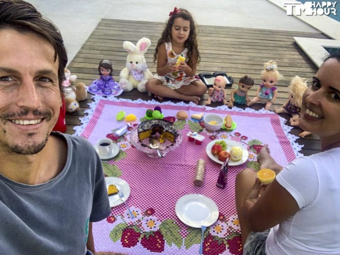 Alice fazendo piquenique em casa com os pais Bruno Ponce e Isabela Rezende