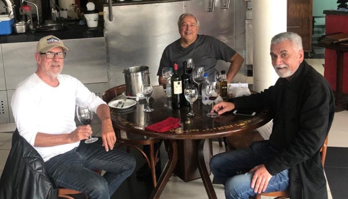 Lorena Roux ilumina com sua beleza o domingo da quarentena 2 Luiz Bertges, José Lúcio Fernandes e Jorge Sanglard quebraram os dois meses de isolamento domiciliar para um almoço, regado a bons vinhos, sexta-feira, na Churrasqueira São Mateus