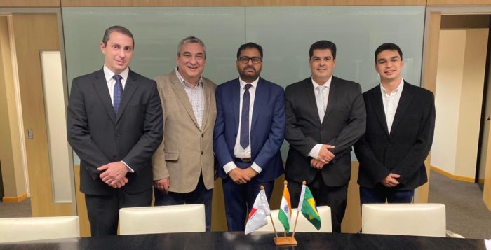 Frederico Miana, Anderson Guimarães (AG Resinas), Sanjeev Verma (Indorama), Wagner Garcia e Yuri Guimarães 1 Frederico Miana, Anderson Guimarães (AG Resinas), Sanjeev Verma (Indorama), Wagner Garcia e Yuri Guimarães (AG Resinas), na assinatura do contrato de venda em São Paulo
