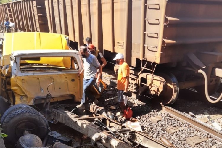 Trem atinge caminhão que emperrou em uma passagem de nível, na