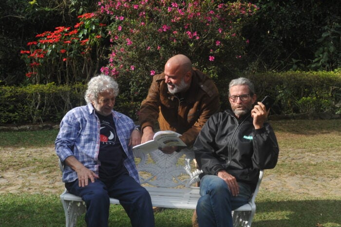 Luísa Rocha 2 Em clima de quarentena na aprazível Florestinha, o escritor Ivan Yazbeck, o ator André Mattos e o anfitrião Carlinhos Repetto planejam a celebração, em alto estilo, dos 100 anos de dona Carolina de Assis Repetto Foto: Lucca Repetto