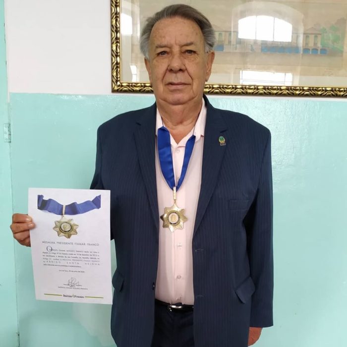 Fala Quem Sabe: Espiritualidade e pandemia 3 Medalha Itamar Franco: Aniversariante deste domingo, Antônio Carlos Estevão (representando o Abrigo Santa Helena) com o diploma e a medalha “Presidente Itamar Franco”, que não teve cerimônia de entrega devido à pandemia. Há oito anos, Antônio Carlos preside a entidade que presta relevante serviço de assistência social a mais de 140 idosos.