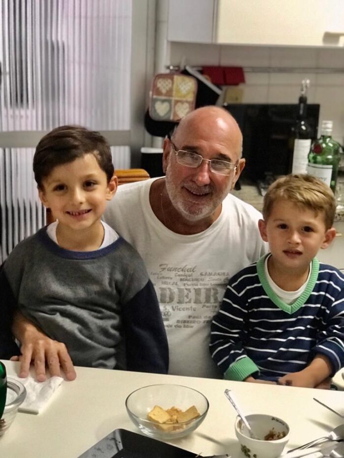 Arnaldo Andrade Guerra com os netos João David e Lucas neste Dia dos Avós 