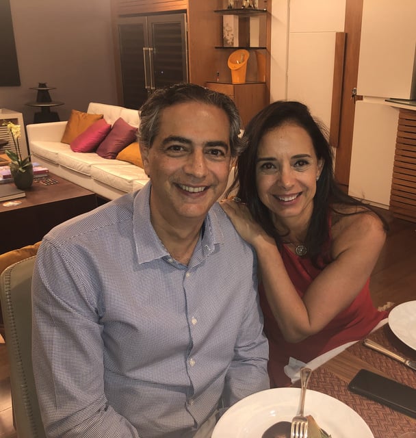 O renomado cardiologista Cláudio Domênico, que comemora 60 anos hoje, e sua elegante Adriana Lucena Schettino 1 O renomado cardiologista Cláudio Domênico, que comemora 60 anos hoje, e sua elegante Adriana Lucena Schettino