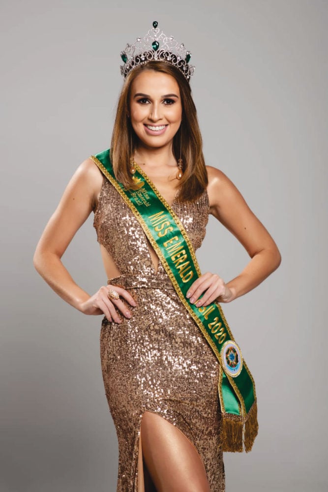 Maria Carolina Rodrigues, Miss Turismo Brasil 2019, concorre ao título de Miss Emerald na próxima sexta-feira, com transmissão ao vivo pelo YouTube 1 Maria Carolina Rodrigues, Miss Turismo Brasil 2019, concorre ao título de Miss Emerald na próxima sexta-feira, com transmissão ao vivo pelo YouTube