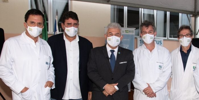O ministro da Ciência e Tecnologia, astronauta Marcos Pontes ladeado por Ricardo Campello, José Mariano de Moraes, Djalma Rabelo Ricardo e Newton Ferreira no lançamento do Projeto #500 Voluntários Já, para o ensaio clínico com a nitazoxanida visando referenciar o tratamento para os sintomas iniciais da Covid-19. A captação de voluntários será no atendimento (em horários e dias restritos) da UPA Santa Luzia, com coordenação do Hospital e Maternidade Therezinha de Jesus