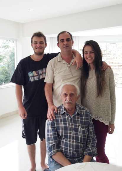 Marilho Dornelas com o pai Maurilho Dornelas da Silva, e os filhos Gabriel e Larissa