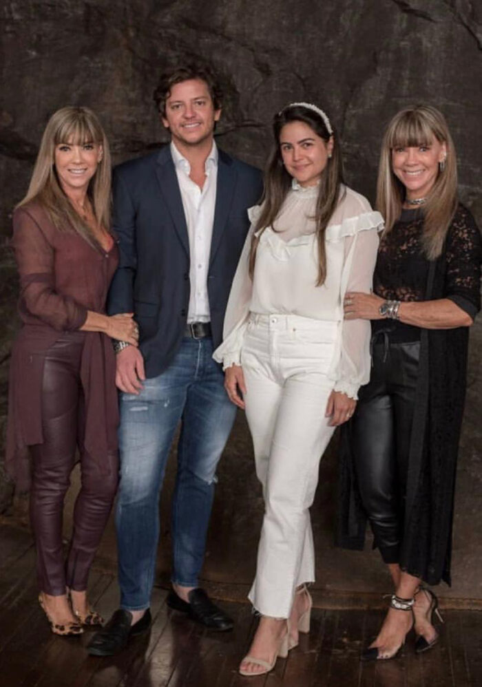 A beleza de Iasmin Campos evidenciada pelo ‘flash’ de Juani Colani e produção de Diley Almeida 2 Os noivos Igor Ribeiro Signorelli e Laila Nader ladeados pela mãe dele, Ana Lúcia Ribeiro Signorelli e a tia Ana Paula Ribeiro