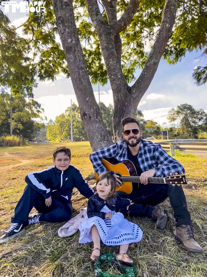 Matheus e Lara com o pai Arthur Dias