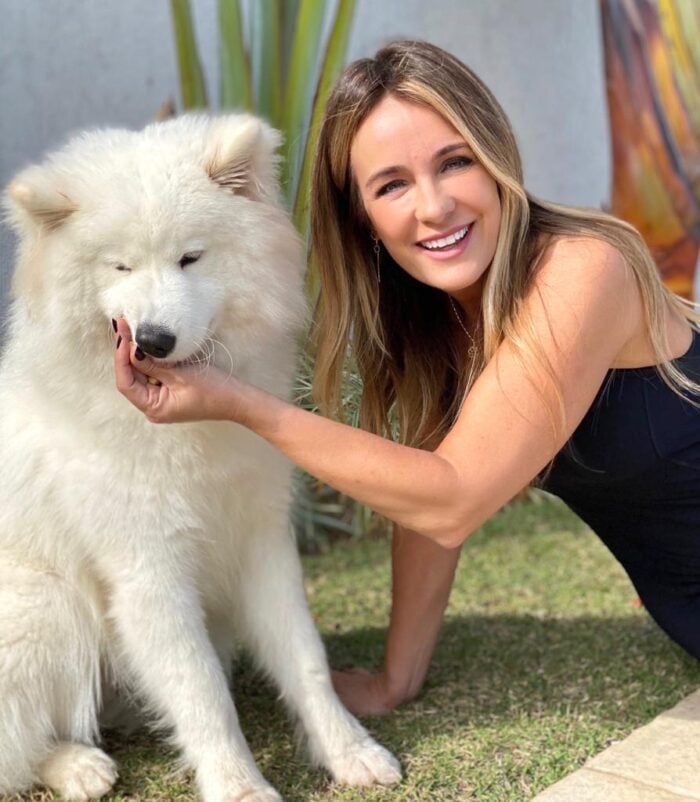 Patrícia Alvim, aniversariante desta sexta, com sua Layla, da raça Samoieda 1 Patrícia Alvim, aniversariante desta sexta, com sua Layla, da raça Samoieda