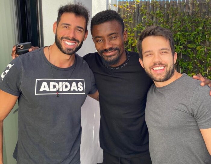 A aniversariante desta quarta-feira Maria Luiza Barbosa Pinto e Alexandre Oliveira 2 O marfinense Salomon Kalou, campeão europeu pelo Chelsea e grande reforço que está chegando para o Botafogo no Brasileirão, clicado na França com os juiz-foranos Sávio Ferrareze e Gustavo Loures