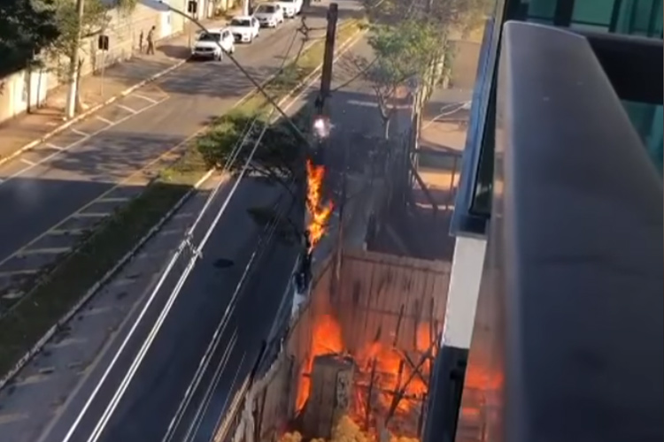 Incêndio em lote atinge rede elétrica no Estrela Sul 1 fogo estrelasul reprodução