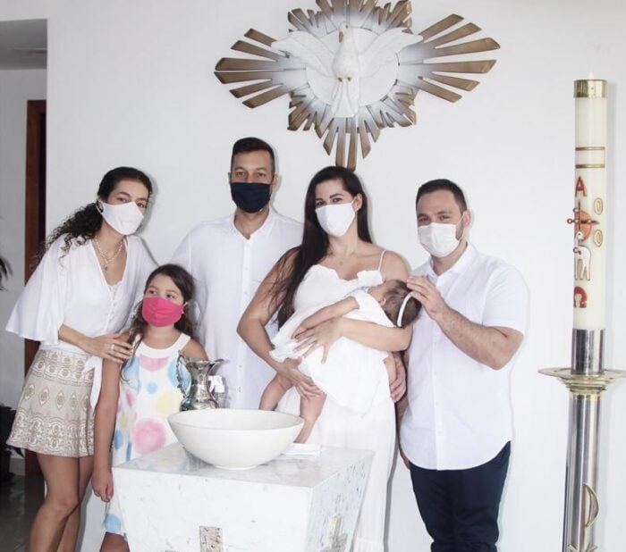 Batizado no Rio: Ana Léa e Bruno Coelho Jardim batizaram a filha Helena na capela do Colégio Marista, na Barra da Tijuca. Ela é neta de Léa Ganimi e Sebastião Costa, Mônica Coelho e Enio Jardim.  No 'flash', os padrinhos Catharina Coelho Jardim, Maria Eduarda Jardim e Diogo Alber Ganimi, com Ana Léa, Bruno e Helena.