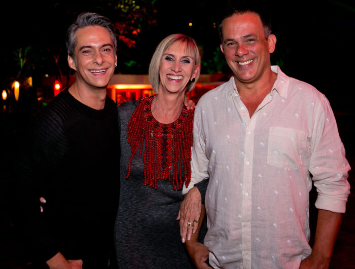 O aniversariante deste sábado, André Pavam clicado com Beth Bandeira e Octávio Fagundes 1 O aniversariante deste sábado, André Pavam clicado com Beth Bandeira e Octávio Fagundes Foto: Wanderson Monteiro