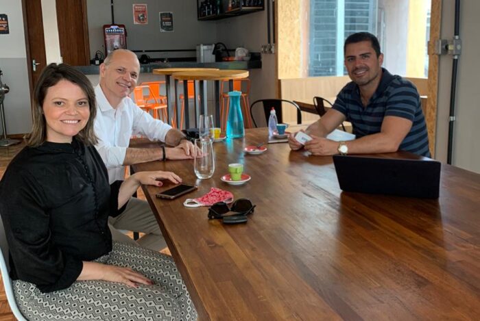 Cintia Dias, o presidente da Cia Lançamentos Imobiliários, Renato Teixeira e Diogo Garcia 1 Cintia Dias, o presidente da Cia Lançamentos Imobiliários, Renato Teixeira e Diogo Garcia