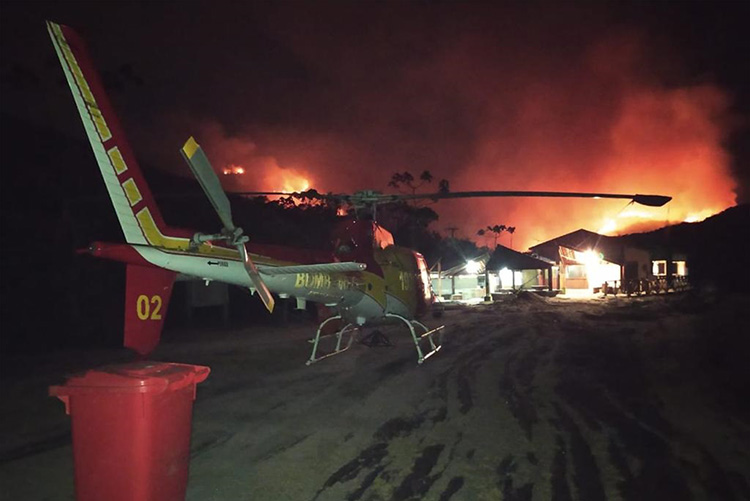 Bombeiros de JF e Belo Horizonte combatem incêndio em Ibitipoca 1 helicoptero fogo ibiti