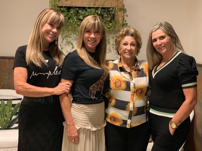A beleza de Yasmin Marinho, do 'casting' de bailarinas do "Domingão do Faustão" 3 Neuza Pasqualini Ribeiro comemorou seus 87 anos ao lado das filhas Ana Paula Ribeiro e Ana Lúcia Ribeiro Signorelli e Ana Cristina Ribeiro de Aquino e demais familiares