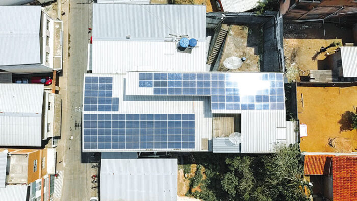 Juiz-foranos investem em energia solar para diminuir valor na conta de luz
