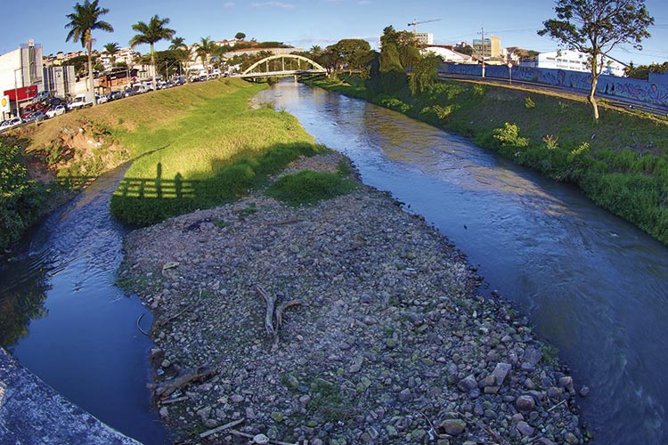 Obras de despoluição do Rio Paraibuna ainda estão em andamaento