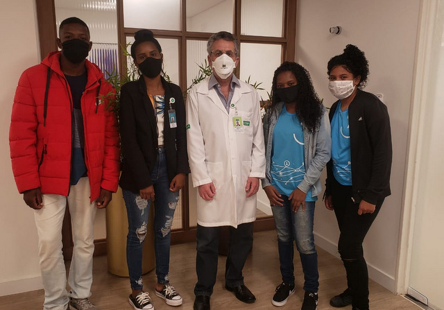 Eles Acontecem 3 Quatro menores aprendizes do Projeto do Futuro, da Associação dos Amigos (ABAN), começaram a trabalhar no Hospital Unimed. Eles foram recebidos no primeiro dia pelo diretor administrativo e financeiro da Unimed Juiz de Fora, Darlam Kneipp. A cooperativa é uma das parceiras e grande incentivadora do projeto que promove oficinas temáticas sobre comportamento, mercado de trabalho e esportes para adolescentes e jovens.