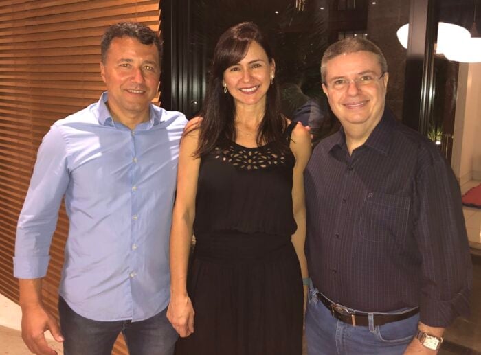 Marcelo e Iany Detoni com o homenageado senador Antônio Anastasia, anteontem, no finíssimo jantar no Novo Horizonte 1 Marcelo e Iany Detoni com o homenageado senador Antônio Anastasia, anteontem, no finíssimo jantar no Novo Horizonte