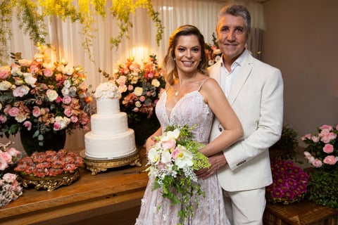 Um foco na sensualidade de Jéssica Melo 2 Dia 'D' em Bicas : Fernanda Leite e Cezar Prata foram protagonistas de bonito casamento, em cerimônia íntima, em Bicas, decorada por Toninho Aleixo com serviço do Martha’s Buffet e participação musical da Banda Omega 4. A lua de mel está sendo em Maragogi (AL). Foto: Maximilly Araújo