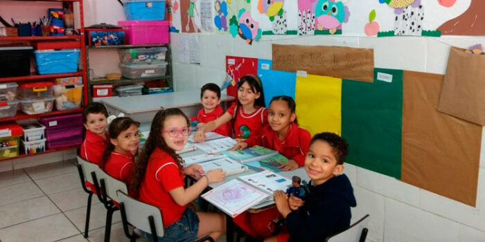 Ensino bilíngue chega a escolas de bairros