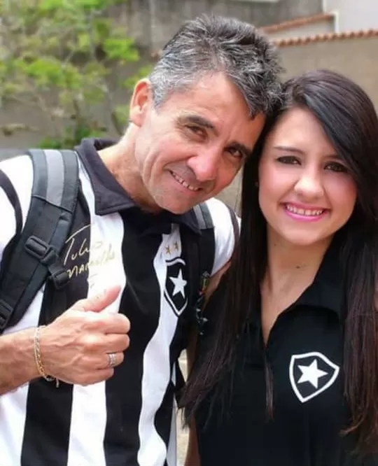 Beto Mateus, grande botafoguense e aniversariante desta quarta, com a filha Sara Visoná 1 Beto Mateus, grande botafoguense e aniversariante desta quarta, com a filha Sara Visoná