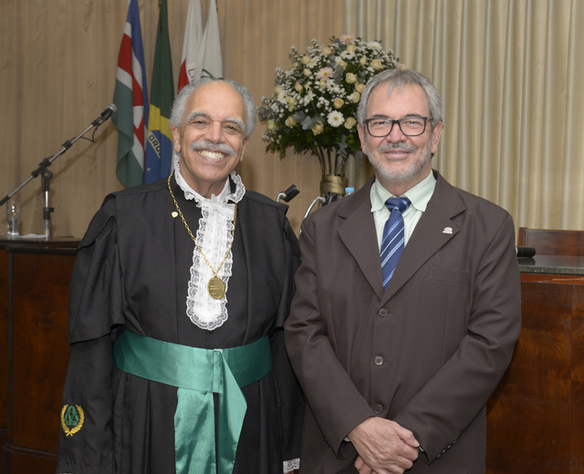 O vice-diretor da Faculdade de Medicina da UFJF, Tadeu Coutinho tomou posse na Academia Mineira de Medicina, onde recebeu o abraço especial do presidente da Sociedade de Medicina e Cirurgia, Luiz Antônio Avelar Foto: Wólmer Monteiro