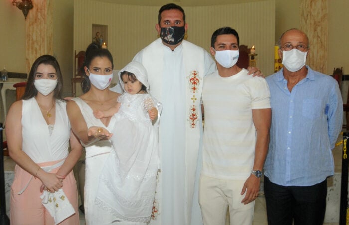 Os padrinhos Marília Allemand e Jacinto Boechat Serodio ladeando Saliza e Gustavo Allemand Barcellos (com a filha Maria) e o padre Pierre Cantarino, no batizado na Igreja São José 1 Os padrinhos Marília Allemand e Jacinto Boechat Serodio ladeando Saliza e Gustavo Allemand Barcellos (com a filha Maria) e o padre Pierre Cantarino, no batizado na Igreja São José Foto: Andréa Ottoni