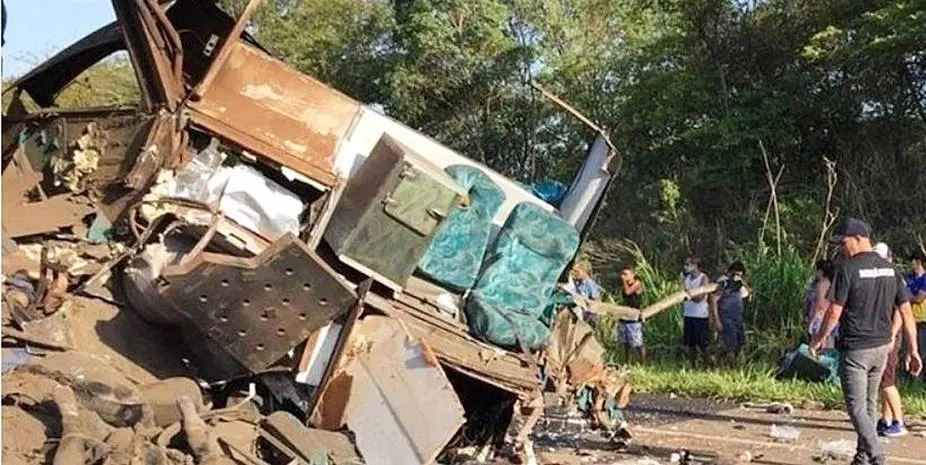 Polícia vê indícios de falha humana em acidente em SP 1 acidente taguai sp foto Corpo de Bombeiros Reprodução