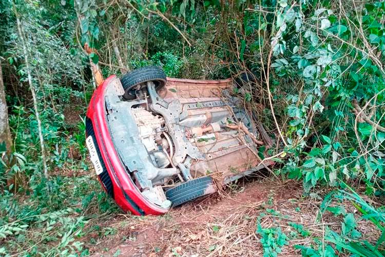 Carro capota e cai em barranco na MG-353, em Torreões 1 carro capota em torreões corpo de bombeiros