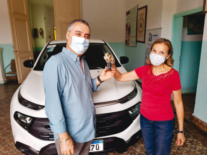 Contemplado em uma ação social em benefício do Abrigo Santa Helena, Waldir Morais Mattos recebeu da secretária executiva da entidade, Fátima Teodoro as chaves do Fiat Toro Endurance AT 6 automático, zero km 1 Contemplado em uma ação social em benefício do Abrigo Santa Helena, Waldir Morais Mattos recebeu da secretária executiva da entidade, Fátima Teodoro as chaves do Fiat Toro Endurance AT 6 automático, zero km