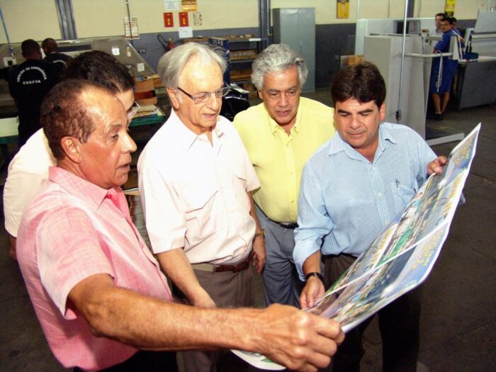 Juracy Neves e o filho Marcos Neves (encoberto), Itamar Franco, Afonso Cruz e CR clicados em visita do ex-presidente à Esdeva Gráfica